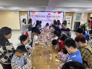 南苑街道南池社区开展“学习强国领航 情暖中秋传韵”活动