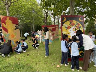 威海临港实验学校携手市立医院临港院区开展瓦楞纸创意绘画活动