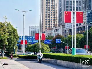 “中国红”点缀街巷 池州主城区焕新扮靓迎国庆