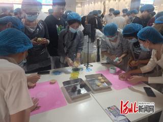 石家庄市长安区胜北街道北二环西社区开展月饼制作实践课堂