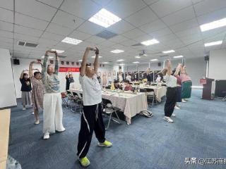 前海人寿江苏分公司第十届客服节举办“乐活老年・智护财富”老年客户专题活动