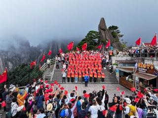 张明敏领唱，黄山迎客松前奏响《我的中国心》