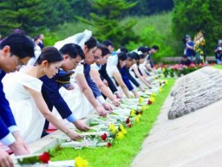 青春华章丨南京市新婚夫妇向革命烈士献花活动在雨花台举行 让“信仰之光”照亮前行路