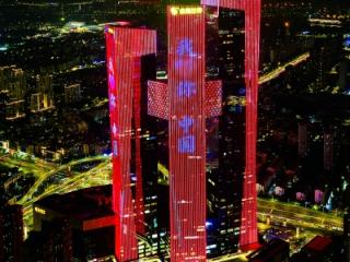 河西金鹰世界等地标建筑亮起主题灯光秀