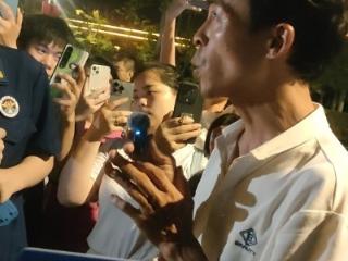 大皖新闻记者深夜探访“鸡排哥”摊位：略显疲惫，忙中有序不忘分享消防安全