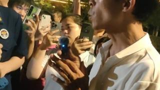 大皖新闻记者深夜探访“鸡排哥”摊位：略显疲惫，忙中有序不忘分享消防安全