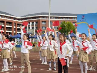 黄陵小学运动会雨中开赛 少年志气奏响健康音符