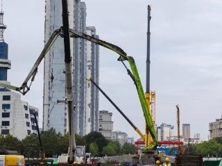 国庆首日六安五里墩大桥施工忙，边幅桥施工正快马加鞭