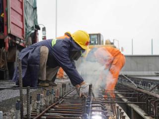 黄河高速施工正酣，国庆假期这群人坚守岗位