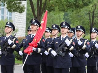 淮南公安隆重举行升国旗仪式，庆祝新中国76周年华诞