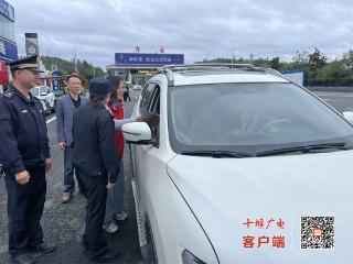 房县国庆便民服务全面启动，文旅志愿者暖心服务助力文明旅游