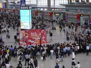 西安铁路局10月1日加开旅客列车250列 保障旅客假日出行