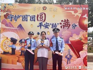 国庆假期，机器人“历小警”在济南大明湖超然楼前宣传“反诈”