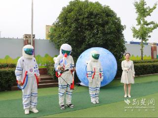化身“月球漫游家”，开启穿越时空的奇妙旅程