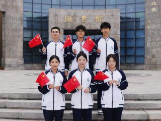 山东石油化工学院：我和国旗合个影