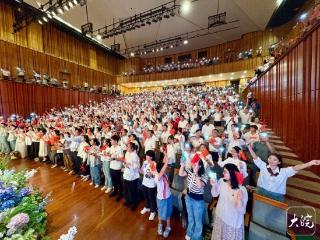 合肥大剧院千人合唱《我爱你中国》为祖国庆生 市民：感动到落泪