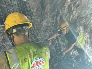 节日我在岗丨青岛地铁建设工地上，2.1万青铁人坚守一线