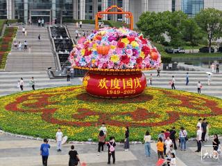 国庆节市民纷纷打卡合肥“欢度国庆”大花篮（组图）