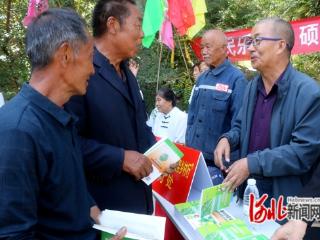 张家口市蔚县下宫村乡举办农产品展销活动