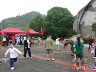 郧阳恐龙园成国庆首日热门地，风雨无阻开启科普狂欢