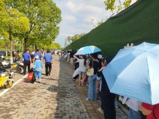 “超累，超疲惫！”男生排队4小时还没吃到鸡排 热心市民购买100个凳子供顾客免费坐