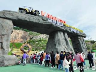 空中“跳跳床”、绝壁攀岩……济南这处探险乐园开业迎客流高峰