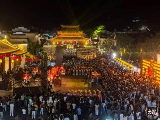 国庆假期首日徽州古城游客量同比增94%