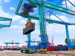 能效提升15%，山东港口日照港顺岸式全自动化码头再迎新突破