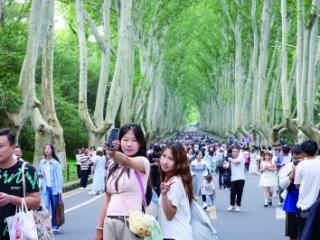 假期首日，游客欢乐畅游钟山风景名胜区