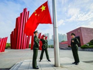 南京市100个点位同步组织“同升国旗 同唱国歌”活动