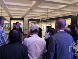 致敬与传承 烈士家属走进“人民必胜——中俄美术作品展”