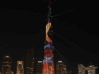 迪拜地标联动庆中国国庆：哈利法塔灯光秀映国旗，国产飞行汽车成 “中国名片”