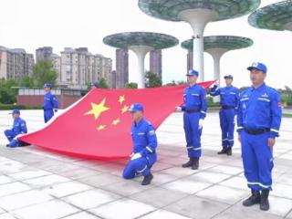 六安市蓝天救援队获赠天安门广场国旗，编号20050801