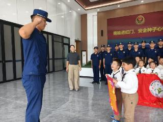 "童"行消防队 致敬"火焰蓝"——新泰市楼德镇中心幼儿园国庆中秋双节慰问消防队活动