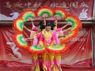 新泰市石莱镇举办庆双节群众文艺汇演
