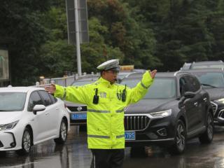 国庆我在岗｜泰城雨中“荧光黄”，路上疏导保畅通