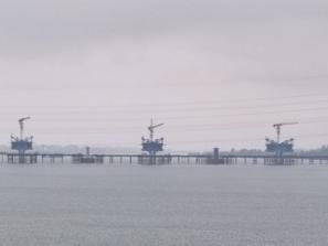 六安：高铁大桥建设工地国庆不放假，淠河上开了“花”
