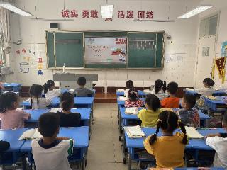 莒南县第三小学开展国庆假期安全教育主题班会