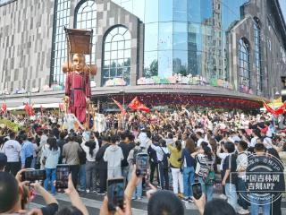 山在城中，人气爆棚！