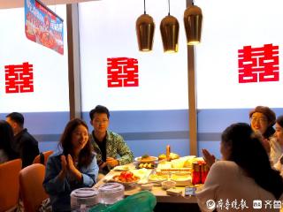 山东日照：年轻人婚宴“玩新意”，海底捞里办出“简约风”