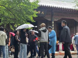 烟雨灵岩，温情不减！免费雨衣+暖心梨汤，双节演出全部照常！