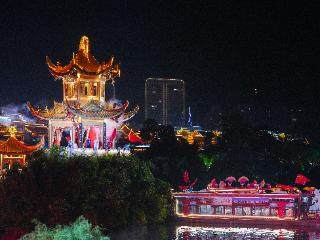 贵州铜仁：三江月圆映家国 古城盛宴庆华诞
