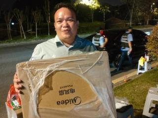 景德镇“鸡排哥”摊位迎爱心：广东一男子购买电扇和发电机，为游客送清凉