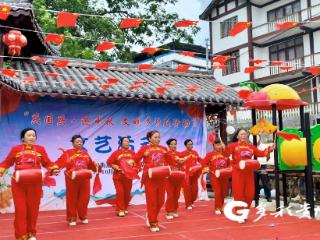 农具T台秀展文明乡村新风 湄潭县黄家坝街道李家寨村民组自编自导自演庆双节