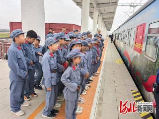 邢台小学生用徒步书写欢庆国庆 “红色答卷”