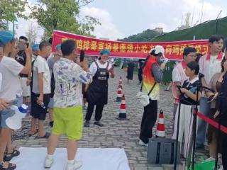 景德镇 “鸡排哥” 走红：游客跨省排队打卡，邻摊挂横幅致谢