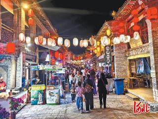 记者走基层·假日消费 活力涌动｜夜游古镇 戏韵悠长人陶醉