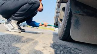 公交司机节日坚守岗位 温暖乘客出行路
