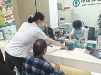 农行城西支行：情暖中秋，一张矮凳的“无障碍”柜台