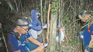 两名女生跟网友上山“探险”被困山谷 救援队助她们脱险